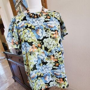 Worn Once-Spring Floral Top!!🌺💐🌷